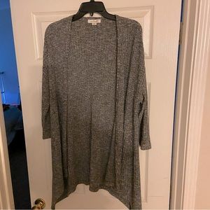 Simple Noelle L/XL cardigan with cute button details!